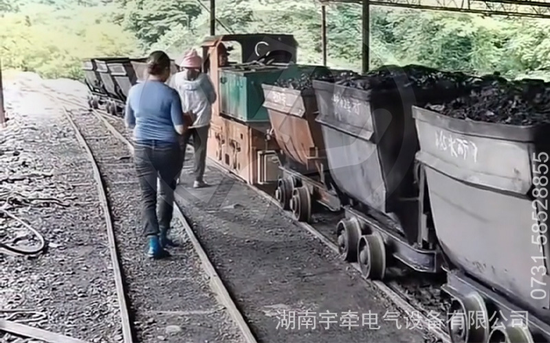 5噸防爆蓄電池電機車煤礦現(xiàn)場工作視頻